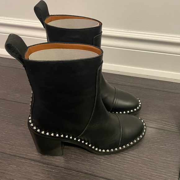 Zadig and Voltaire Chrome Low Boots
Size 6
Brand new with box and dust bags - Picture 3 of 9